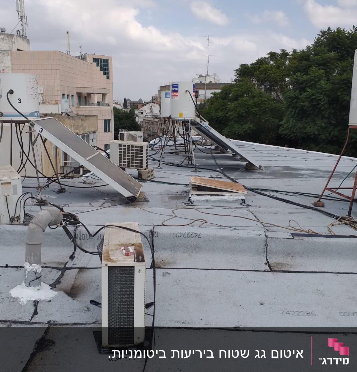 גג עם צינור אטום בחומר לבן